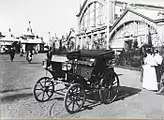 Gare de Nijni Novgorod et automobile russe Iakovlev & Frese conçue pour l'exposition de l'industrie et du commerce (en), 1896