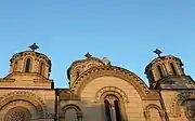 Haut de la façade et détail des dômes de l'église de la Sainte-Trinité de Leskovac