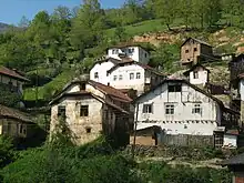 Photographie montrant des maisons rurales traditionnelles de Macédoine