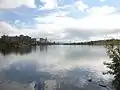 Vue du lac avec au fond l'église du Saint-Sauveur-sur-les-eaux