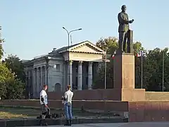 Statue de Lénine, place Lénine, devant la maison des Syndicats.