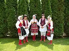 Photographie de jeunes habillés en costumes traditionnels de la région