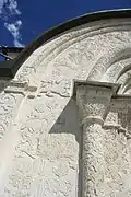 Le griffon de Iouriev-Polski au pied d'une archivolte, à la cathédrale Saint-Georges.