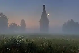 Vue de l'église dans la brume