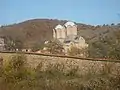 Le monastère dans son environnement forestier