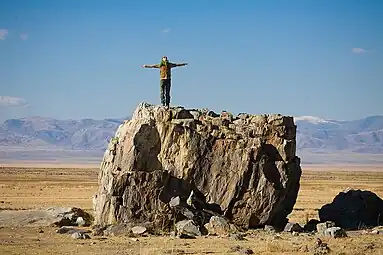 Une femme pour l'échelle sur un des mégalithes.