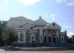 La Maison du Peuple, devenue théâtre de la Jeunesse, rue Kirov, 116 / rue Vorovski, 1.