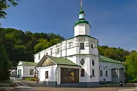 L'église d'hiver Saint-Nicolas classée avec son réfectoire et l'église d'été construite au-dessus en l'honneur de l'icône de la Mère de Dieu de Tikhvine.