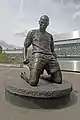 Statue de Thierry Henry célébrant un but devant l'Emirates Stadium.