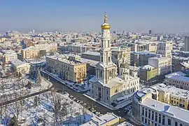 La collégiale orthodoxe de la Dormition avec Kharkiv sous la neige. Janvier 2021.