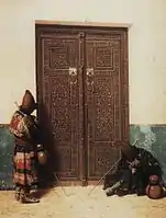 À la porte de la mosquée