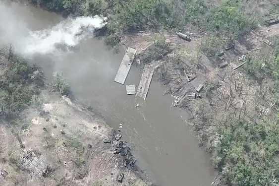 Le pont flottant et des véhicules russes détruits près de Bilohorivka