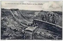 photographie en noir et blanc montrant des ruines desquelles émergent des fragments de métal épars