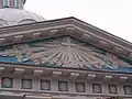 Vue du fronton de l'église