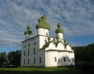 vue du chevet côté est de l'église Saint-Jean-Baptiste (Kargopol)