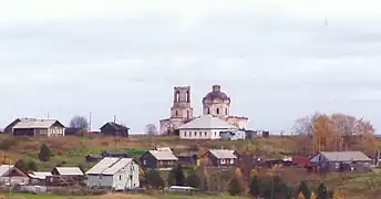 Église Saint-Nicolas le Merveilleux et école du village de Pyeldino.