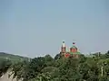 Une église en surplomb du lac