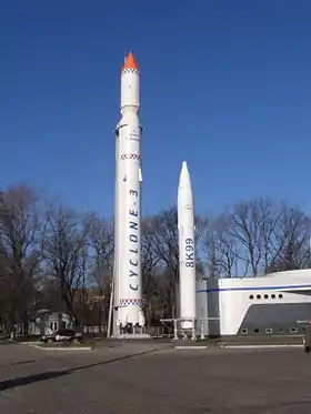 Lanceur Tsiklon-3 (à gauche) dans un parc à Dnipro