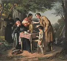 Peinture dépeignant un groupe de personnes qui boivent du thé en extérieur. Un samovar cuivré est posé sur la table.
