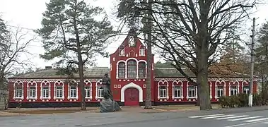 statue de Pavlo Kortchahin classée devant l'école n°2 classée.