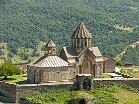 Complexe monastique de Gandzasar depuis le nord-est (Sourp Hovhannes Mkrtitch à droite, gavit à gauche).