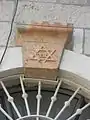 Sur la clef de voûte de la synagogue Ades dans le quartier Nahalat Zion de Jérusalem.