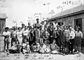 Photographie de groupe avec Max Brod (debout au centre), invité dans un kibboutz (1929)