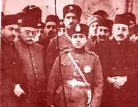 Ahmad Shah, Abdolhossein Farmanfarma, et derrière eux Reza Khan.