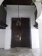 La porte menant à la cour