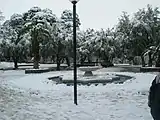 Fontaine couverte de neige, dans un des jardins de la ville.