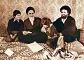 Les hommes de la famille en 1979 : Rouhollah, son fils Ahmad Khomeini à droite et 2 de ses petits-enfants, Yasser et Hassan Khomeini (en) (né en 1972).