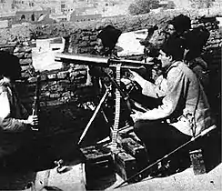 La plus ancienne photo connue de Reza Savad-Koohi, en 1911, ici utilisant une mitrailette Maxim's ; il est à l'époque surnommé Reza Khan Maxim.