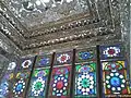 Vitraux et miroirs dans la maison Zinat ol-Molk, Chiraz, Iran, début du XXe siècle, traduction des « grammaires architecturales » occidentale et islamique.