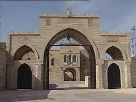 Entrée restaurée du monastère.