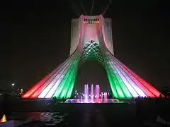 La tour Azadi aux couleurs du drapeau iranien.