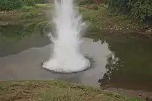 Dynamite explosant dans l'eau