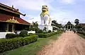 Lion monumental et intérieur de la cité royale de Pégou