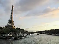 Tour Eiffel et Seine.Tour Eiffel vue du jardin du Musée Branly en 2023