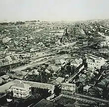 Photographie aérienne en noir et blanc d'un quartier de Tokyo.