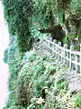 Chemin de la grotte en bord de falaise