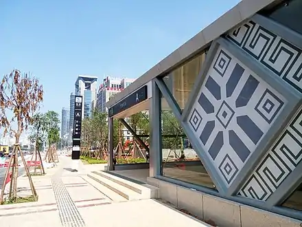 totem et logo signalant l'entrée d'une station