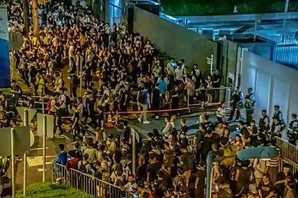 Un rassemblement devant le complexe du conseil législatif.