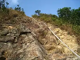 Passage le plus dangereux de Tiu Shau Ngan ; des cordes ont été installées pour aider les randonneurs.