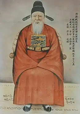 Peinture présentant un homme âgé et barbu assis, portant une tenue d'époque.