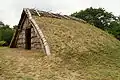 Restitution d'une habitation semi-enterrée, toiture végétalisée, Jōmon Moyen, site de Goshono, Ichinohe (préfecture d'Iwate), au nord-est.