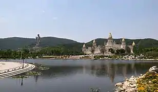 Palais de Brahma avec le Grand Bouddha en arrière-plan
