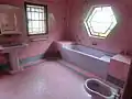 Salle de bain carrelée en rose (2013)