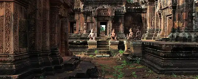 Au centre, gardiens du mandapa, accès au sanctuaire central.À dr. sanctuaire nord, à g. « bibliothèque » nord.