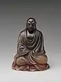 • Le moine Bodhidharma (菩提達摩 Pútí dámó).• Époque: XVIIe siècle, fin Dynastie Ming, début Dynastie Qing.• Corne de rhinocéros sculptée.• Hauteur: 10,8 cm.• Metropolitan Museum of Art, New-York.