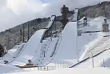 deux tremplins de saut à ski sus la neige.